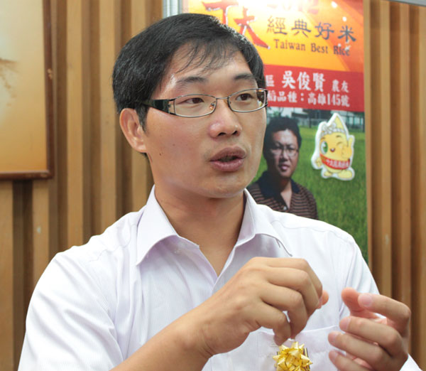 台南後壁賴承麟 東吳企管研究所畢業的賴承麟,不時與崑濱伯交流種稻技巧。