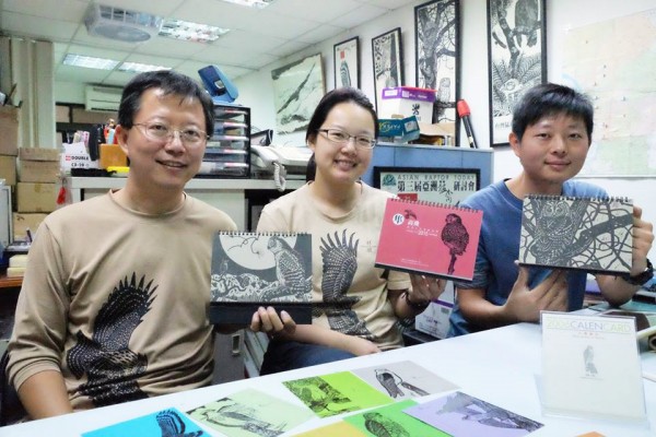 猛禽研究會護鷹20年 推出名家版畫桌曆募資兼推廣保育