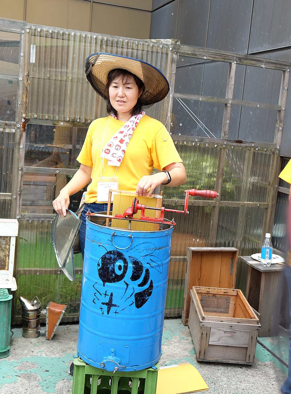 由於飼養數量不多，銀座蜜蜂計畫仍用手動離心器採蜜（攝影/簡嘉潁）