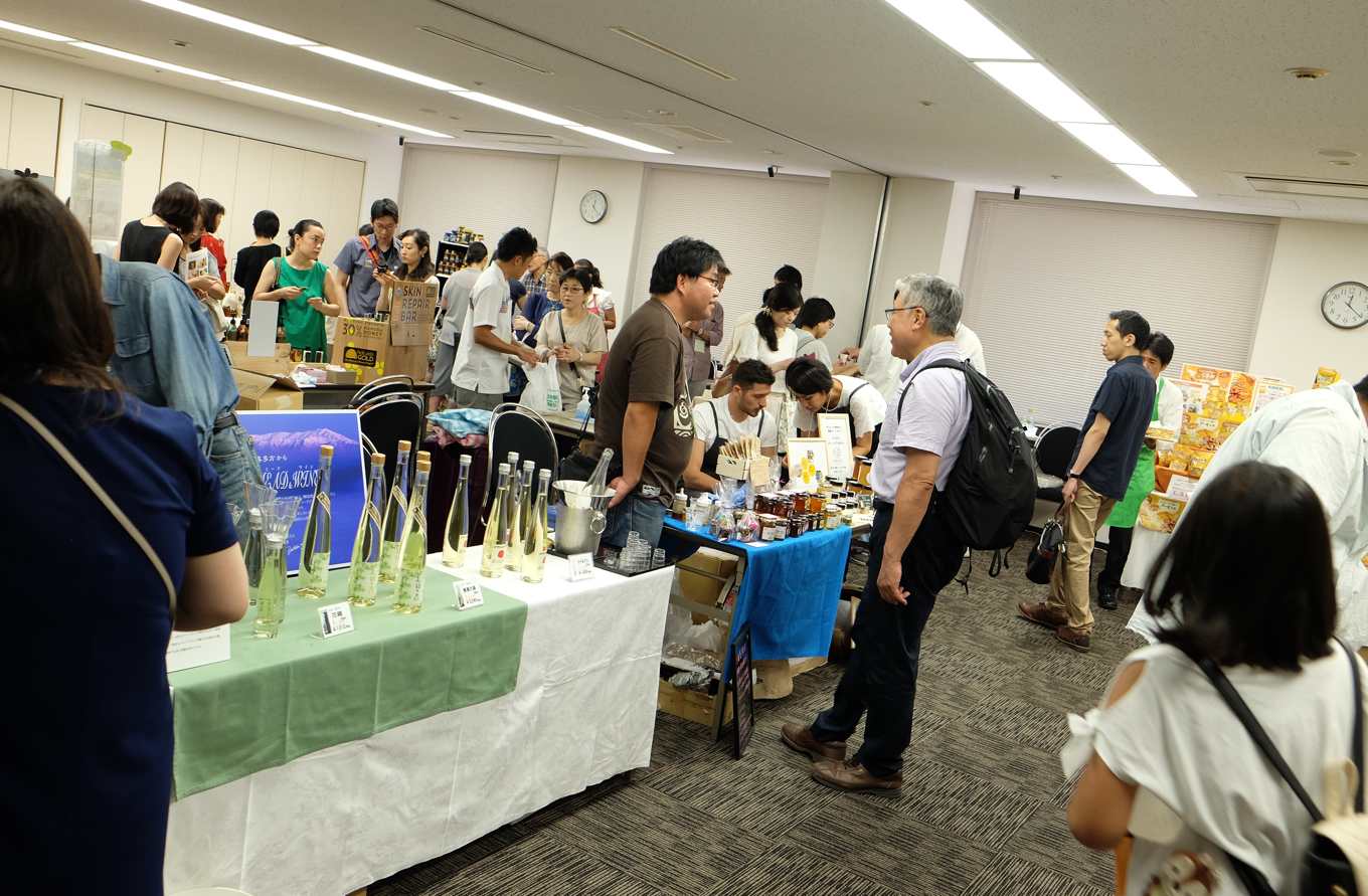 銀座蜜蜂祭，現場販售來自日本全國及世界各地的蜂蜜，還有蜂蜜酒及其他加工品（攝影/簡嘉潁）