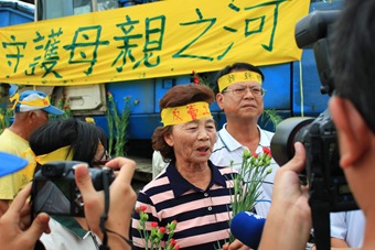 0511(五)康乃馨活動，溪州鄉今年的模範母親代表，獻花表示守護母親之河的決心。_sharpen