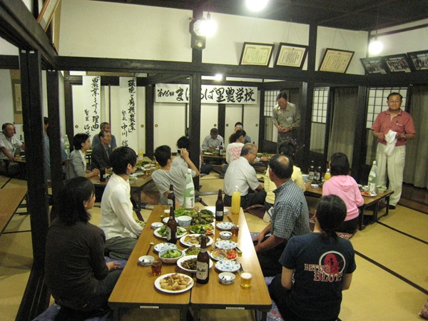 2第一天歡迎晚會的餐桌充滿在地的農村料理，連飲料都是在地生產的酒