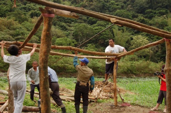 傳統在小米田中會搭建一個休息草寮，方便農事與驅鳥間稍作休憩，這時便需要出動部落的青壯年，由長者指導規劃工藝技術。取自「歷坵(魯拉克斯)小農復耕」