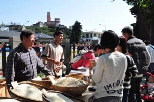 市集是生產者與消費者交流互動的平台