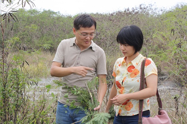 谢昇佑（左）和余馥君（右）希望能推广小型猪农采用在地饲料，降低对外来饲料的依赖