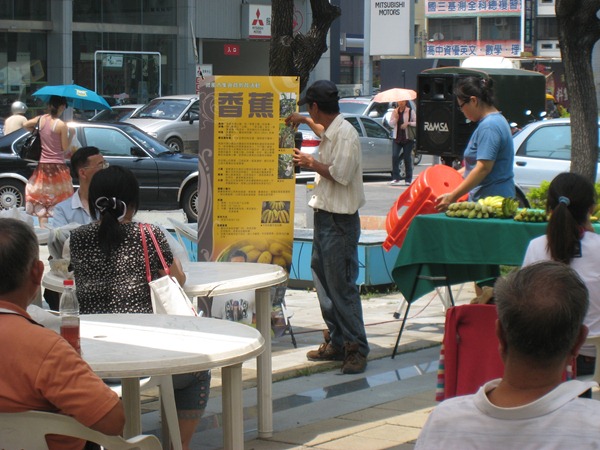 微風市集食育講座由農友介紹在地食物