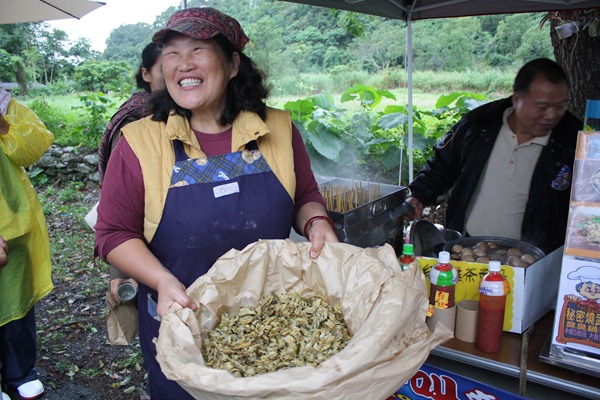 有攤商發揮創意，將當地的福鹿茶做成炸茶葉，包在飯糰大受好評