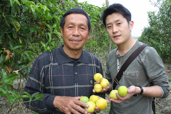 兒子陳柏樟（右）從小接受父親環保意識薰陶，長大後也回家幫忙家中事業。果園中的黃皮百香果是台灣少數還有栽培的品種