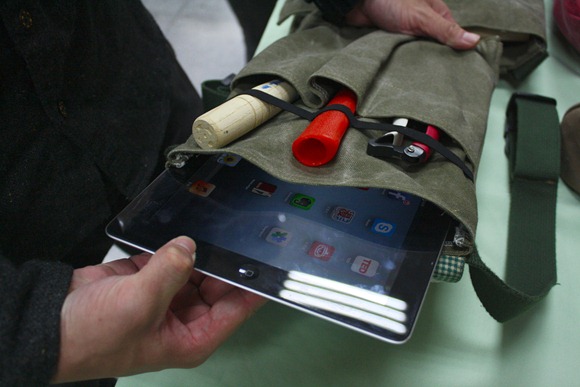 農具包恰好可以放下書籍和mini iPad，讓農民耕種不忘讀書、拍照不忘打卡2