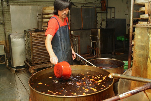 糖烏由焦糖熬煮，顏色呈深咖啡色，業者會再加水稀釋，但絕不可能染出鮮艷的黃色