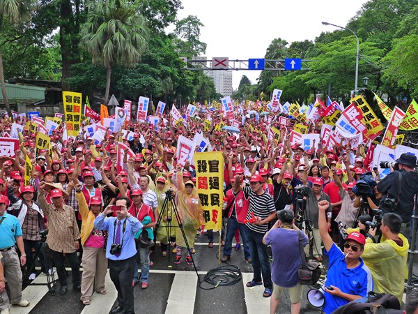 上千名土雞業者到農委會抗議，要求政府普設小型電宰廠，在配套措施到位前給個緩衝