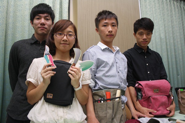 同學實地參與農事,設計出後背包、農具包、書套,未來可望和莫拉克杉林大愛園區媽媽合作量產上市 同學實地參與農事,設計出後背包、農具包、書套,未來可望和莫拉克杉林大愛園區媽媽合作量產上市
