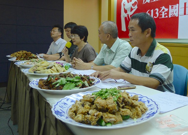 誓師大會擺出多樣土雞料理，呼籲政府重視多元土雞文化，普設小型電宰廠