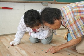 藝術家將小豆島老照片鑲在廢棄小學的地板，社區居民認真的想要找出自己熟悉的場景，藝術祭讓平靜的福田村重新有了活力JPG