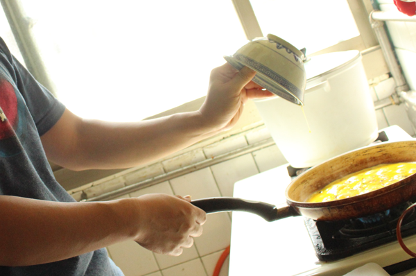 親手料理的雞腿便當,一份80元(攝影/何欣潔)