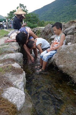 石砌水圳是生物樂園，也是小孩天堂