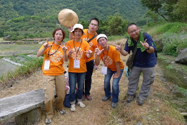 台灣生態工法發展基金會副執行長邱銘源（最右）認為，台灣年輕人面臨經濟壓力，回鄉可能是另一選擇