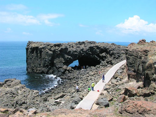 澎湖小門嶼玄武岩地層與海蝕洞 澎湖小門嶼玄武岩地層與海蝕洞