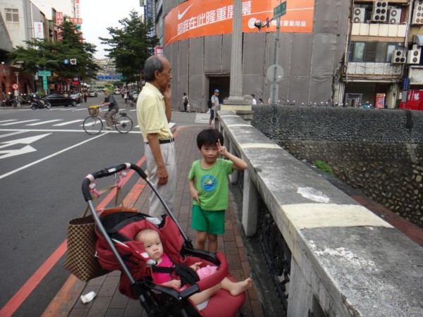 一個好的低碳城市，應該要能夠讓各種年齡層的人和動植物都安全地在此享受街道生活。