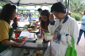 有民眾聽完宣講後，直接到市集攤位買有機黃豆製成的豆腐