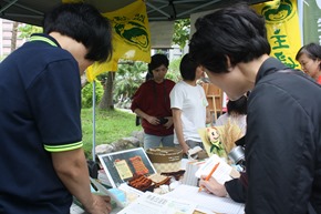 許多民眾當場簽字連署無基改運動