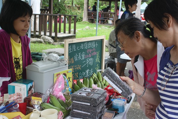 許多熱心的農友提供自家農產品給他們義賣