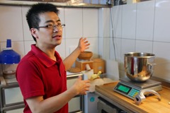 社區烘焙坊去掉許多不必要的設施,簡單的兩門冰箱、和微波爐差不多大的烤箱、烘焙坊買得到的攪拌機,就能成立一個簡單工作室。 社區烘焙坊去掉許多不必要的設施,簡單的兩門冰箱、和微波爐差不多大的烤箱、烘焙坊買得到的攪拌機,就能成立一個簡單工作室。