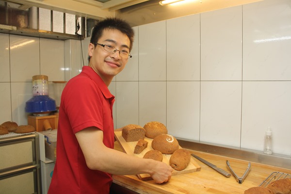 因為愛吃麵包一頭栽進酸種麵包研究,許垚綸希望推廣更多社區型烘焙坊,讓大家吃到健康安心的好麵包 因為愛吃麵包一頭栽進酸種麵包研究,許垚綸希望推廣更多社區型烘焙坊,讓大家吃到健康安心的好麵包