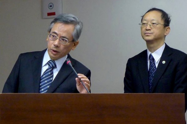 左邊是衛福部長邱文達,右邊是食藥署代理署長許銘能 左邊是衛福部長邱文達,右邊是食藥署代理署長許銘能