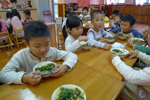 採用在地食材,不僅可以幫助農民,又能讓小朋友吃得安心2 採用在地食材,不僅可以幫助農民,又能讓小朋友吃得安心2
