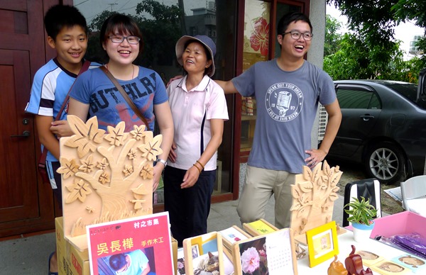 土溝美術館開幕日當天，吳家親戚全體動員投入，吳媽媽（右2）很開心小孩可以回到家一起吃飯