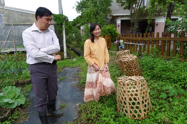 深溝國小校長黃增川和幼稚園主任林慧敏除了支持在地食材，還會在學校菜園種菜，為了避免小孩子把菜踩死，還先用竹簍蓋住