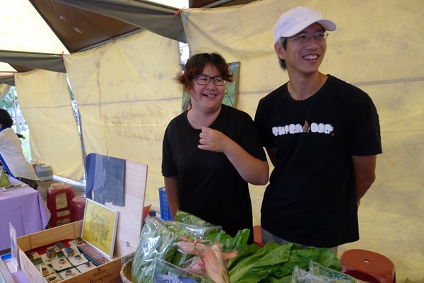 彭顯惠和江映德夫婦兩負責規劃食材和運送,因此認識許多農友 彭顯惠和江映德夫婦兩負責規劃食材和運送,因此認識許多農友