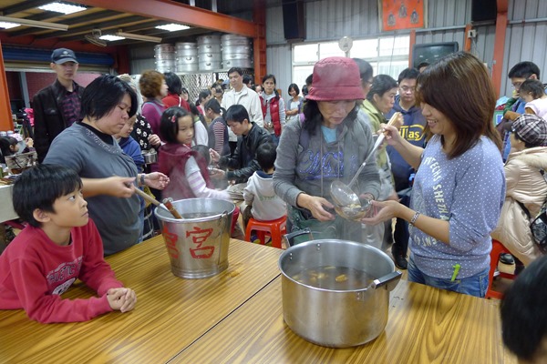 冬日聚會吃自己搓的湯圓，是穀東俱樂部的傳統