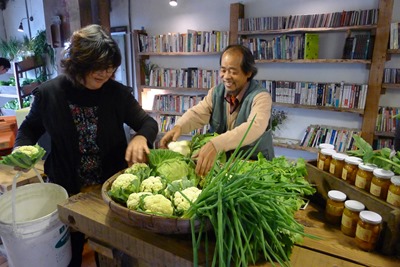 農民驕傲地說，自己種的花椰菜很漂亮，當擺飾就像真的花