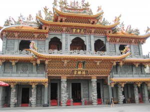 塭內社區是國內道教發展的勝地之一,金碧輝煌的廟宇為其特色。(圖/汪文豪攝)