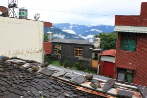 從阿禮部落遠眺，可見群山環抱，雲霧繚繞。（圖／汪文豪攝）