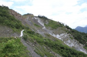 從台24線進入阿禮部落，需經過崩壁路段，增加行車困難。（圖／汪文豪攝）