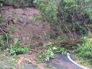 東豐里的農路受颱風影響,坍方嚴重,玉里鎮公所與國軍弟兄正積極搶通當中。圖/曾國旗提供