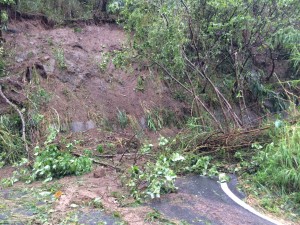 東豐里的農路受颱風影響，坍方嚴重，玉里鎮公所與國軍弟兄正積極搶通當中。圖／曾國旗提供