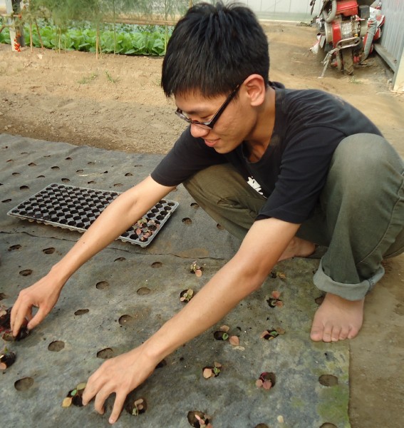 眼睛一直不敢直視相機,只露出靦腆笑容。