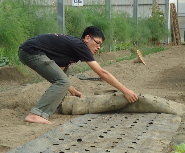 即使接受訪問,也沒有一刻停下手邊的工作。