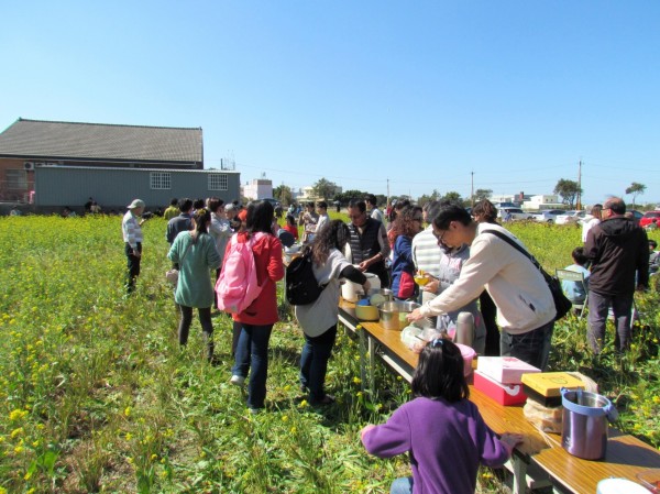 "聽說這叫做稻田裡的餐桌+一家一道菜！"