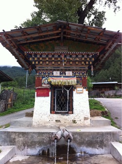 轉經輪祝福過的水流入稻田 轉經輪祝福過的水流入稻田
