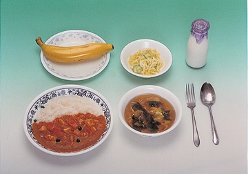 1977年的營養午餐：咖哩飯、湯、沙拉、牛奶、香蕉，鮮奶已經十分普及照片提供：獨立行政法人日本運動振興中心（独立行政法人日本スポーツ振興センター）