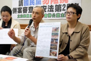 台灣動物社會研究會執行長朱增宏(中)、主婦聯盟環境保護基金會秘書長賴曉芬(右)呼籲散裝食品也要標示