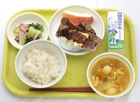 岐阜縣高山市學校給食本鄉中心，朴葉味增豆腐燒、紅蕪菁沙拉、寒蘿蔔乾湯、飛騨.蘋果，充滿飛騨高山的冬季智慧JPG