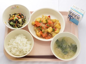 這次有許多都市部學校進入決賽，神奈川県橫濱上寺尾小學的麻婆馬鈴薯、鹿尾菜沙拉、冬瓜湯，用的全是當地食材，擺脫了都市無法地產地消的印象