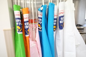 與營養午餐調理現場相同，選手也要依據作業流程更換圍裙