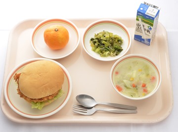 広島縣吳市白岳小學是這次決賽中唯一以麵包為主食的,夾的不是漢堡肉,而是當地名產、用近海魚類做成的魚漿板「がんす」 広島縣吳市白岳小學是這次決賽中唯一以麵包為主食的,夾的不是漢堡肉,而是當地名產、用近海魚類做成的魚漿板「がんす」